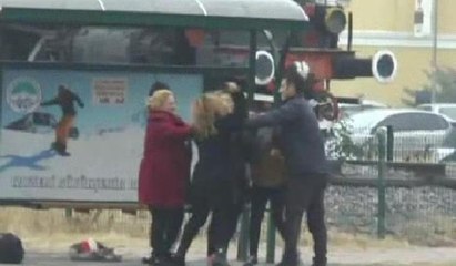 Sokak ortasında saç saça birbirlerine girdiler