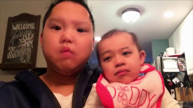 Un Face swap flippant entre un papa et son bébé