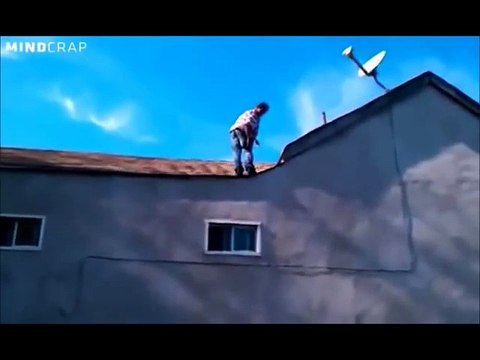 Un drogué au crack fait un Backflip d'une maison à 2 étages pour 1$