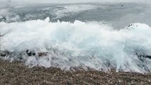 Les vagues qui se transforment en glace sur le Lac Baïkal en Russie