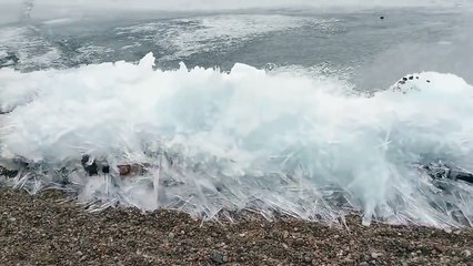 Télécharger la video: Les vagues qui se transforment en glace sur le Lac Baïkal en Russie