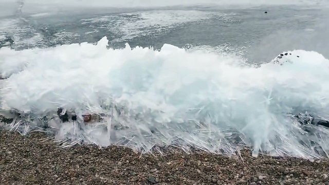 Les vagues qui se transforment en glace sur le Lac Baïkal en Russie