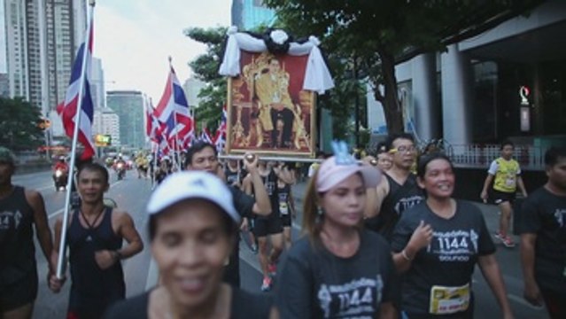 Miles de personas participan en carreras en honor al fallecido Bhumibol
