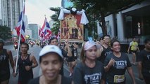 Miles de personas participan en carreras en honor al fallecido Bhumibol