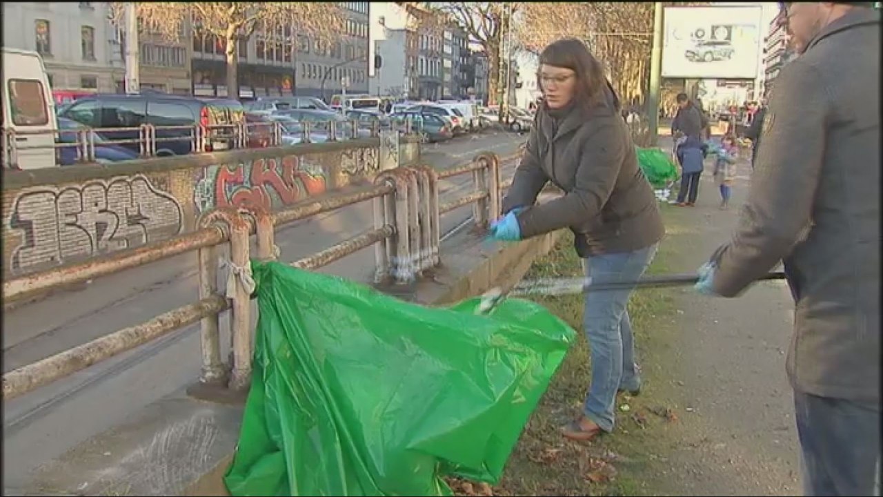 Une cinquantaine de Bruxellois nettoient les rues de Bruxelles suite à un appel sur Facebook