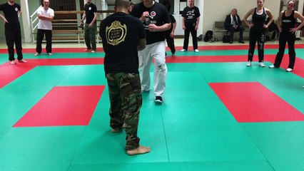 Le coup de coude se fait au visage en cas d'agression réel .