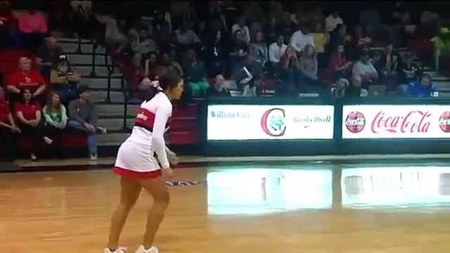 Cheerleader half court trick shot Cheerleader wirft flic flac korb!