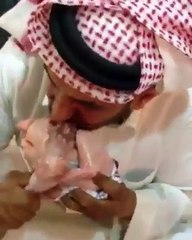 Insolite: il dévore un poulet cru