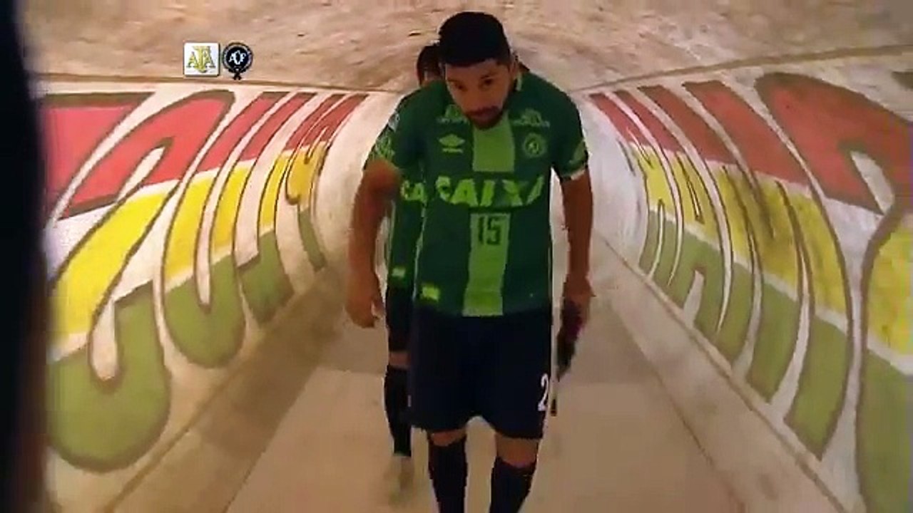 Les joueurs de San Lorenzo entrent sur le terrain avec les maillots de Chapecoense échangés à la fin du match