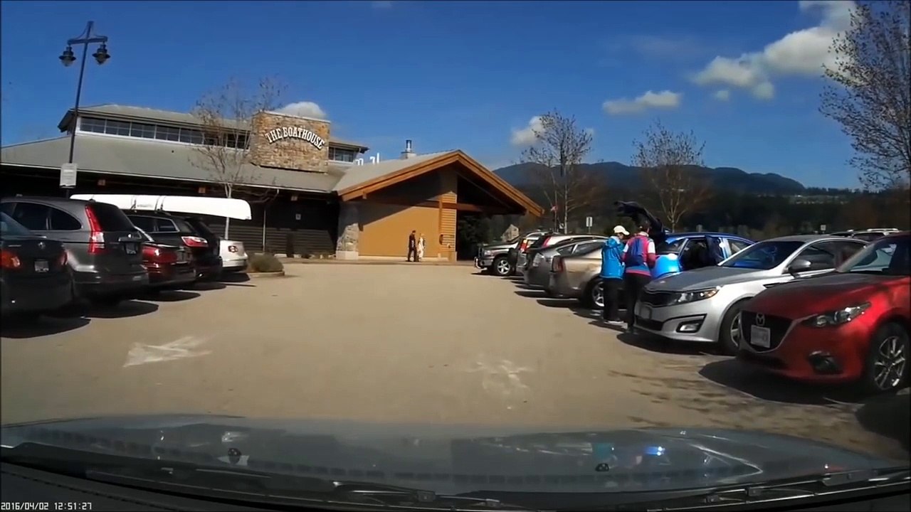 Un homme se fait voler une place de parking par une famille bien organisée (Canada)