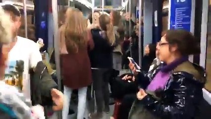 Cet artiste de rue débute une célèbre chanson dans le métro. La réaction inattendue d'un groupe de filles... Surprenante