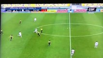 Argentino 'imita' Diego Souza e faz golaço de antes do meio de campo no Chile