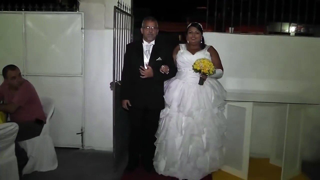 Le DJ du mariage se trompe de musique à l'entrée de la mariée