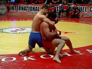 Il a le genou dans un piteux état mais réussit quand même à battre son adversaire !