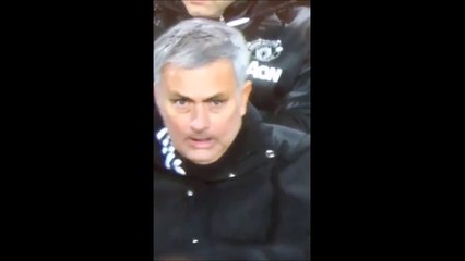 Mais que fait José Mourinho... Il prend un rail de coke en plein match?