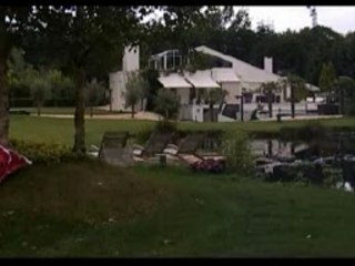 NADIA LASTIG GEVALLEN DOOR FREAK TIJDENS DE PREMIÈRE !!