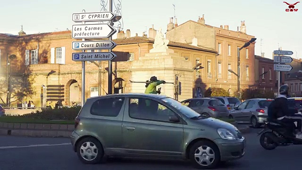 A Toulouse, il dévale les escaliers du métro en ski