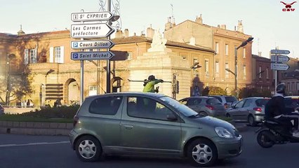 A Toulouse, il dévale les escaliers du métro en ski