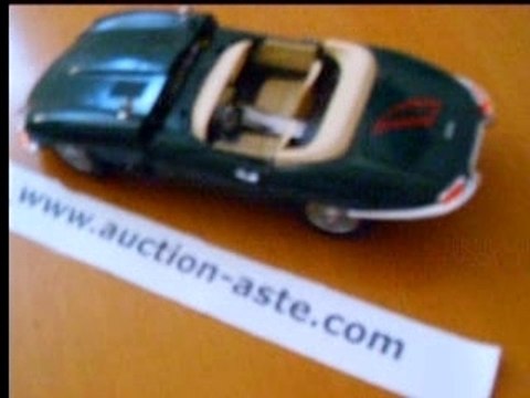 MODELLINO JAGUAR 1961 TYPE CABRIOLET GREEN 1:18 vendo