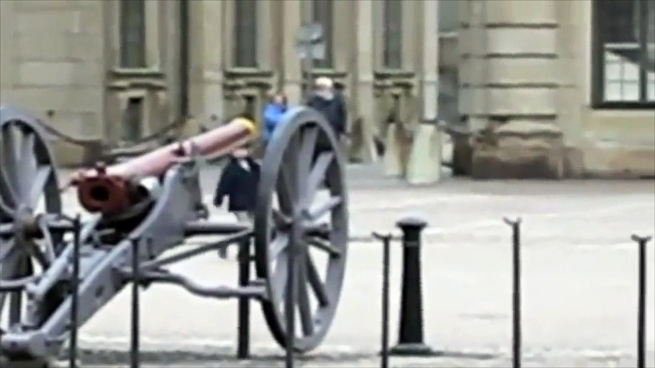 Un petit garçon croise un garde royal, ce que le gamin fait attire l'attention de tout le monde. Trop beau !