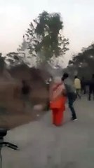 ਨਸ਼ੇ ਪੀਣ ਵਾਲਿਆ ਤੇ ਪਿਲਾਉਣ ਵਾਲ਼ਿਆ ਦਾ ਪਿੰਡ ਵਾਲਿਆ ਵਲੋ ਕੁਟਾਪਾ ਦੇਖੋ