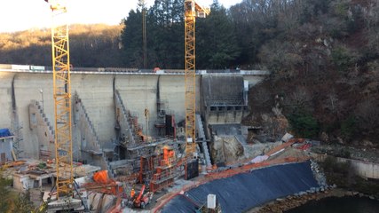 Crue des 10 000 milles ans, le barrage se renforce