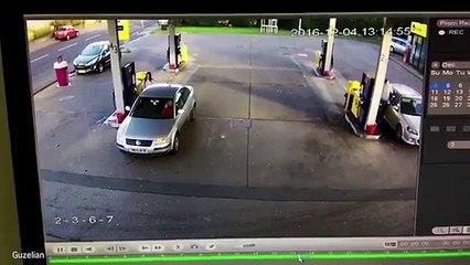 Tentojnë të ikin pasi mbushin makinen 🚗 - Lajmet e fundit