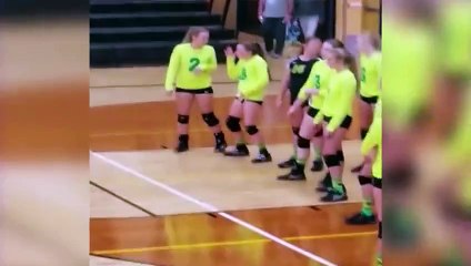 Cette jeune volleyeuse nous montre comment se taper deux fois la honte en moins d'une minute