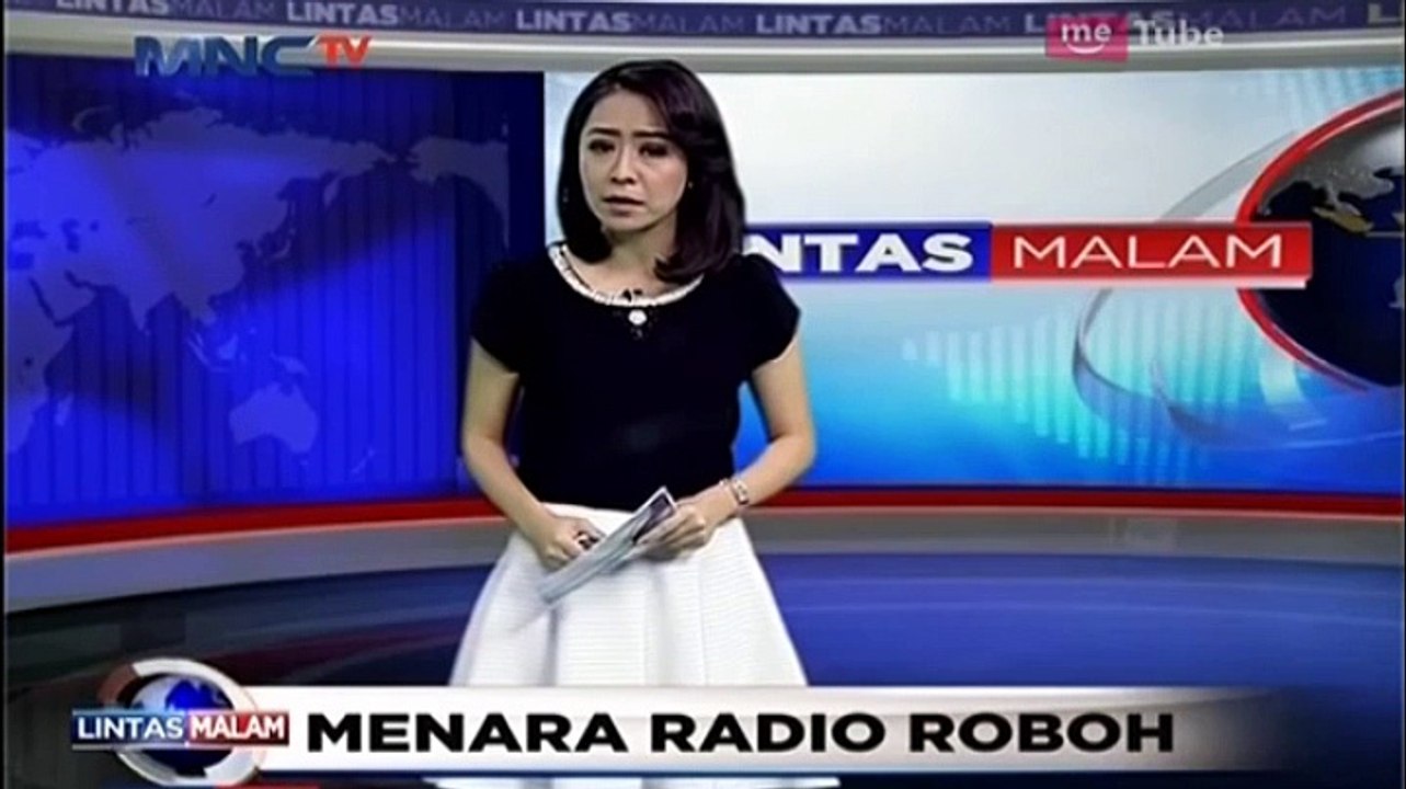 Menara Radio Roboh Timpa Kantor Bupati Tangerang