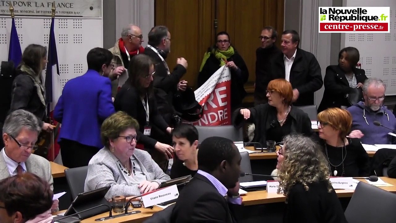 VIDEO. Poitiers. Le collectif de l'ancien théâtre s'invite au conseil municipal