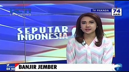 Evakuasi Warga Korban Banjir dengan Menggunakan Batang Pohon Pisang