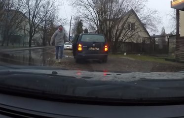 Un rageux sort un club de golf pour se venger d’un automobiliste et se fait punir.