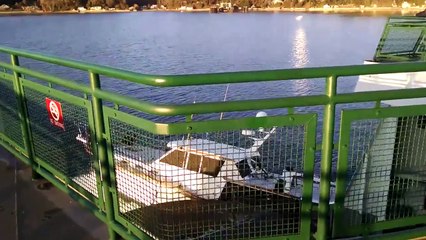 Un petit bateau ne veut pas laisser la priorité à un ferry et lui rentre dedans.