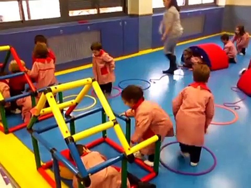 Sesión de Psicomotricidad con niños de 3 años. Patricia y Nuria