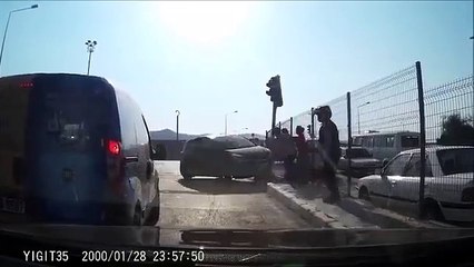 Eşine nadir rastlanabilecek bir başyapıt. Trafikte cam silenlere sinirlenip kriz geçiren şoför.