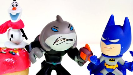 Round 4 - Batman & Superman vs Elsa & Olaf STOP MOTION ANIMATION 04