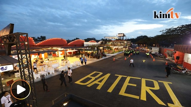 Orang kata kalau ke JB tak sah kalau tak ke Kilang Bateri , kata Najib Razak