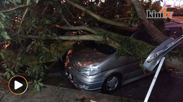 Video: Hujan ribut di Johor, 22 kawasan terjejas