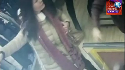 Latest News Today INDIA ||चोरी करती पकड़ी गयी खूबसूरत लड़की  फिर लोगो ने किया देखे विडियो ||Live News INDIA