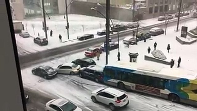 Grosse tempête de neige à Montréal et carambolage en série...