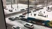 Multiples accidents entre Bus et voiture sur une route verglacée de Montréal... Grosse cata
