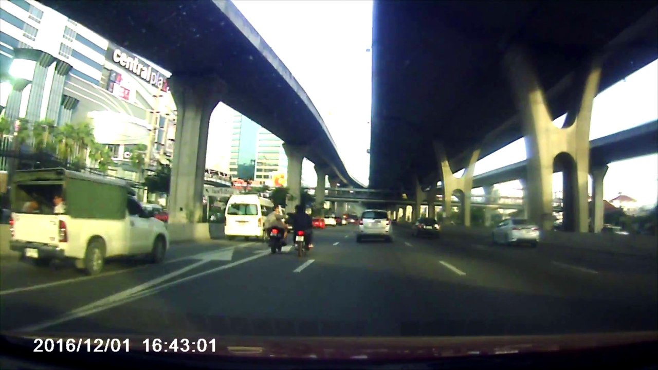 Ces deux motards s'arrêtent pour se frapper en pleine autoroute