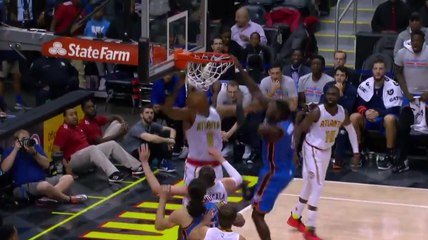 Victor Oladipo sort l'un des dunks de l'année devant Dwight Howard