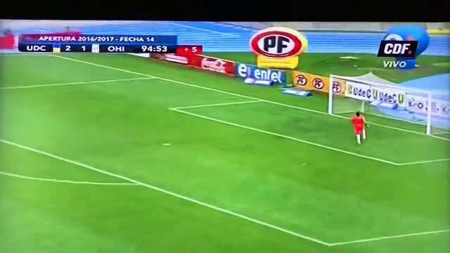 Ce footballeur met une reprise de volée de plus de 60 mètres ! Quel but...