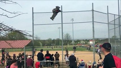 Une Mascotte trop ambitieuse va chuter de 5m De haut