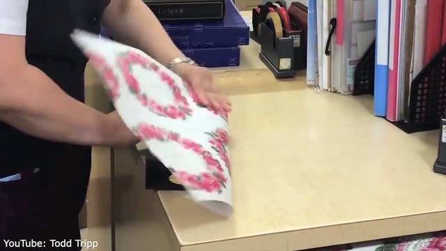Ce japonais peut emballer 5 cadeaux en 1 min... Employé du mois!