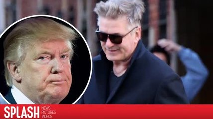 Alec Baldwin lächelt nachdem er Donald Trump auf Twitter "besiegte"