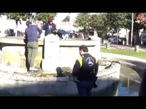 Video Aversa (CE) - Ripulita la fontana di Piazza Vittorio Emanuele (05.12.16)
