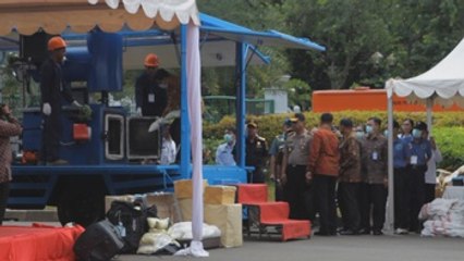 El presidente de Indonesia destruye narcóticos en un acto de la campaña antidroga