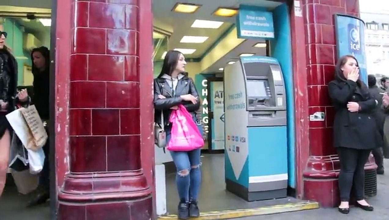 Cette femme est victime d'une « explosion » de ses règles au beau milieu d'une place publique à Londres